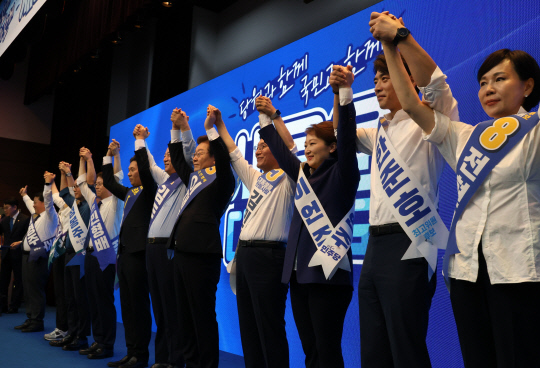 28일 오전 충남 공주 충남교통연수원에서 열린 더불어민주당 당대표·최고위원 후보자 합동연설회에 참석한 후보들이 인사하고 있다.<연합뉴스>